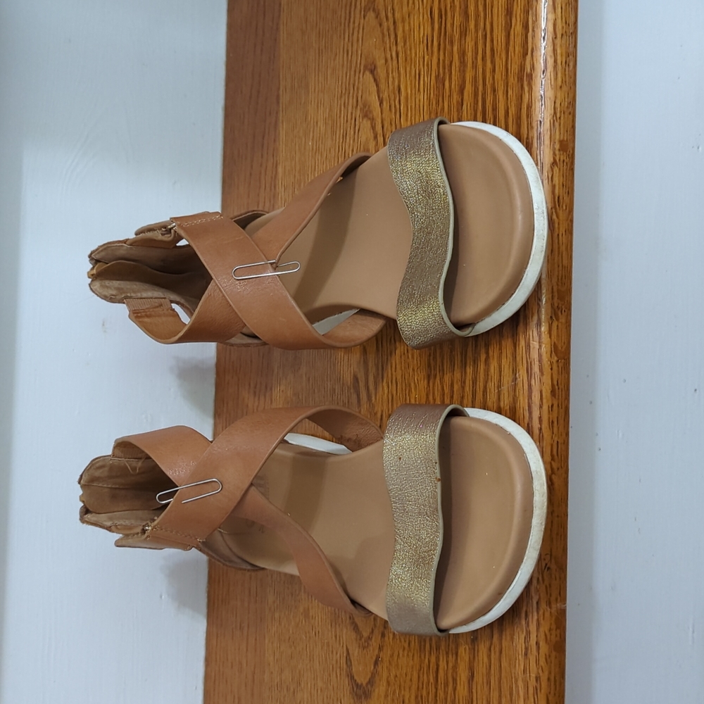 Soft women's sandals size 7.5 leather binding